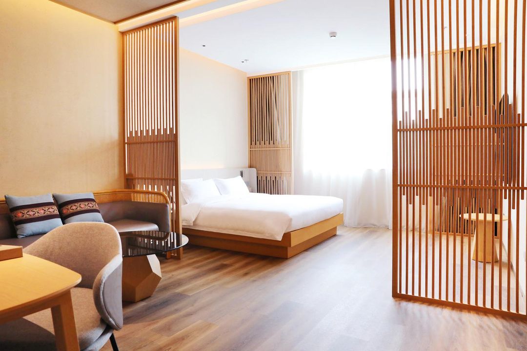 豪静大床房（办公桌+独立会客厅+70寸电视+Mini Bar）