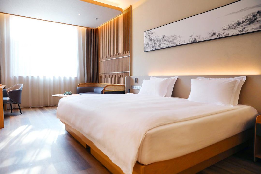 豪华大床房（办公桌+会客区+金可儿床垫+Mini Bar）