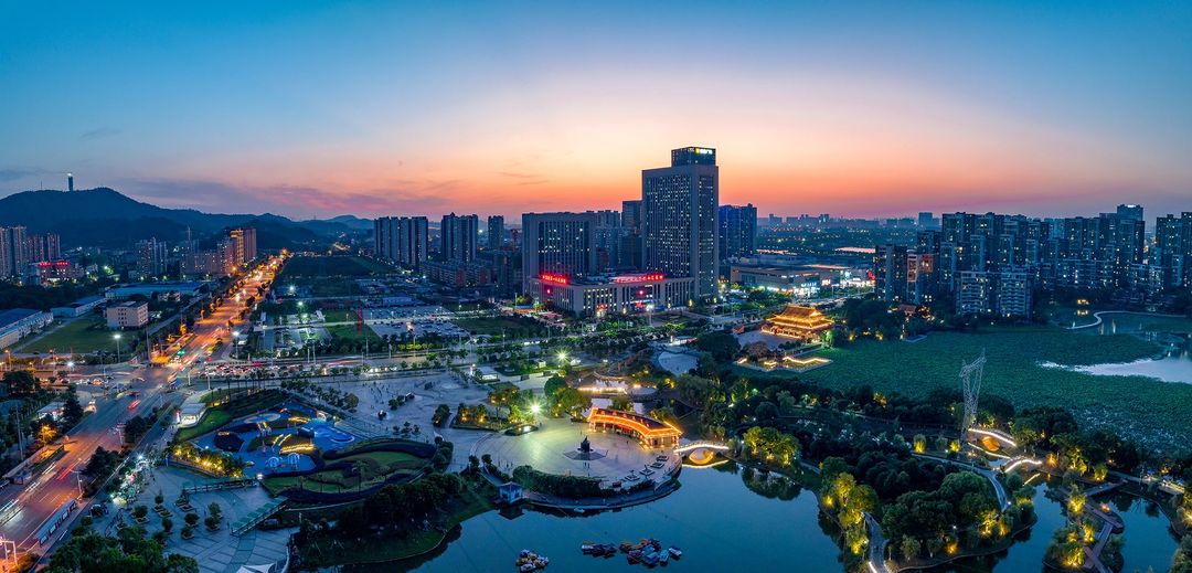 宜尚PLUS酒店(武汉东湖学院大花岭地铁站店)