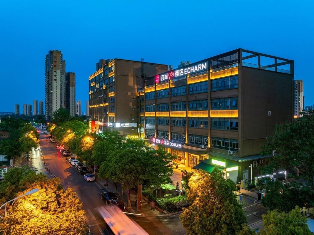 宜尚PLUS酒店(武汉东湖学院大花岭地铁站店)