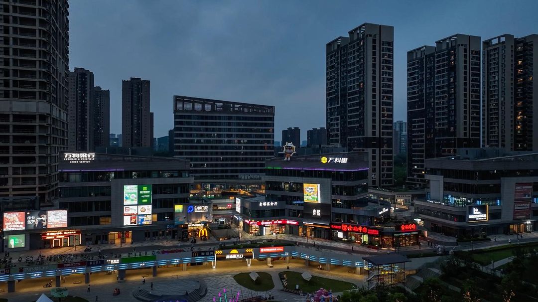 长沙麓谷高新区东方红中路亚朵酒店