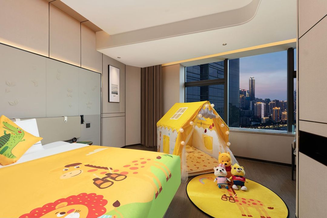 重庆南滨路皇冠国际江景亚朵酒店