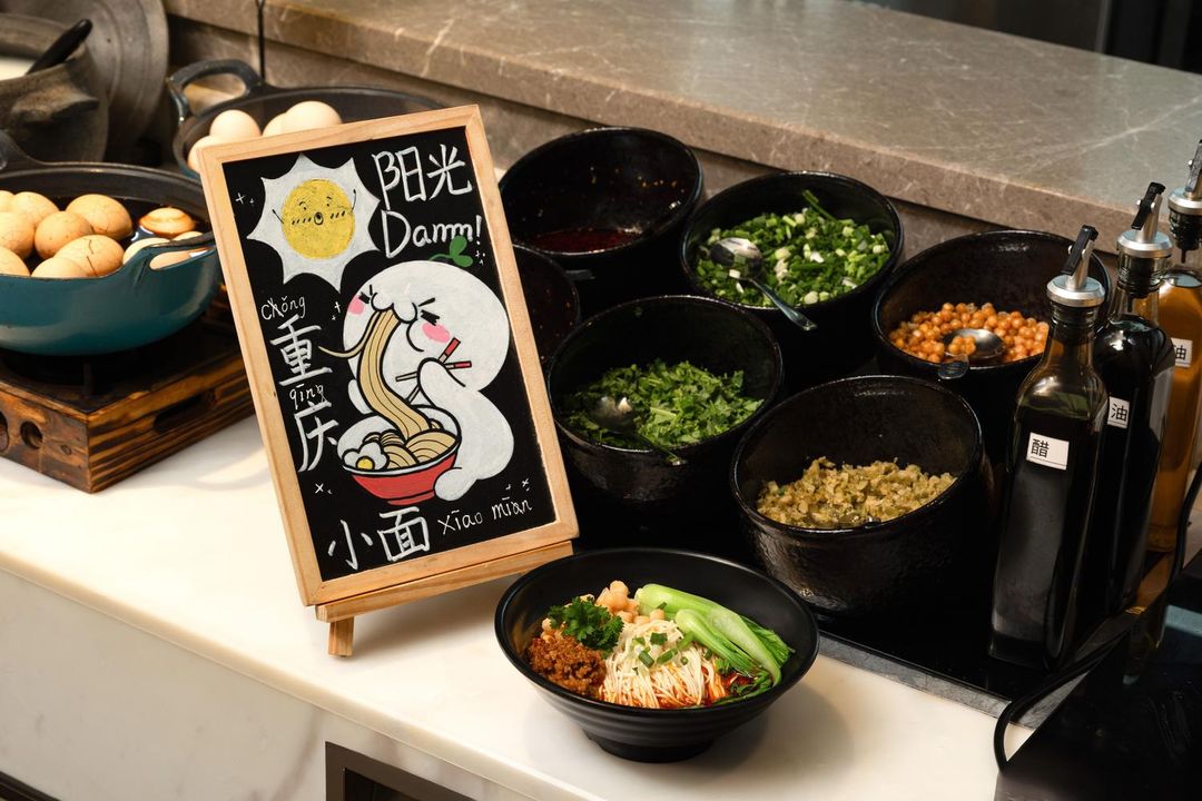 重庆南滨路皇冠国际江景亚朵酒店