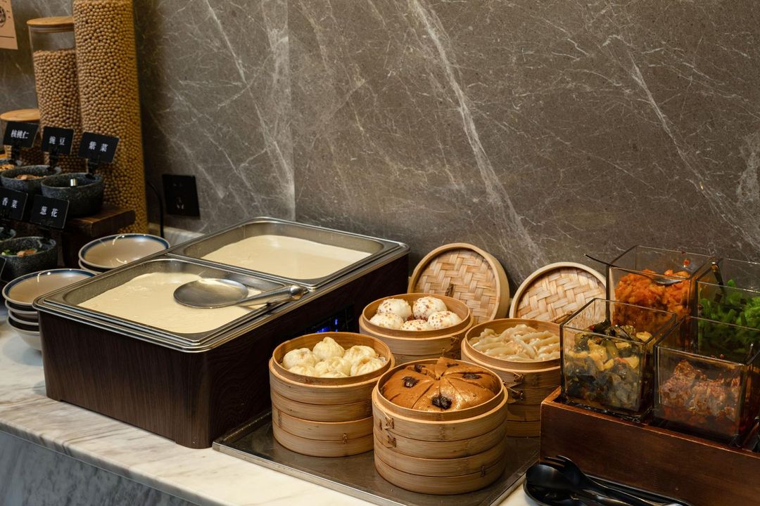 重庆南滨路皇冠国际江景亚朵酒店