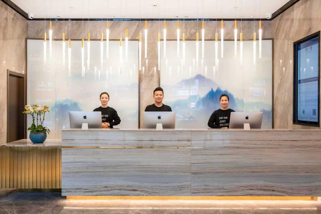 重庆江北机场回兴轻轨站亚朵酒店