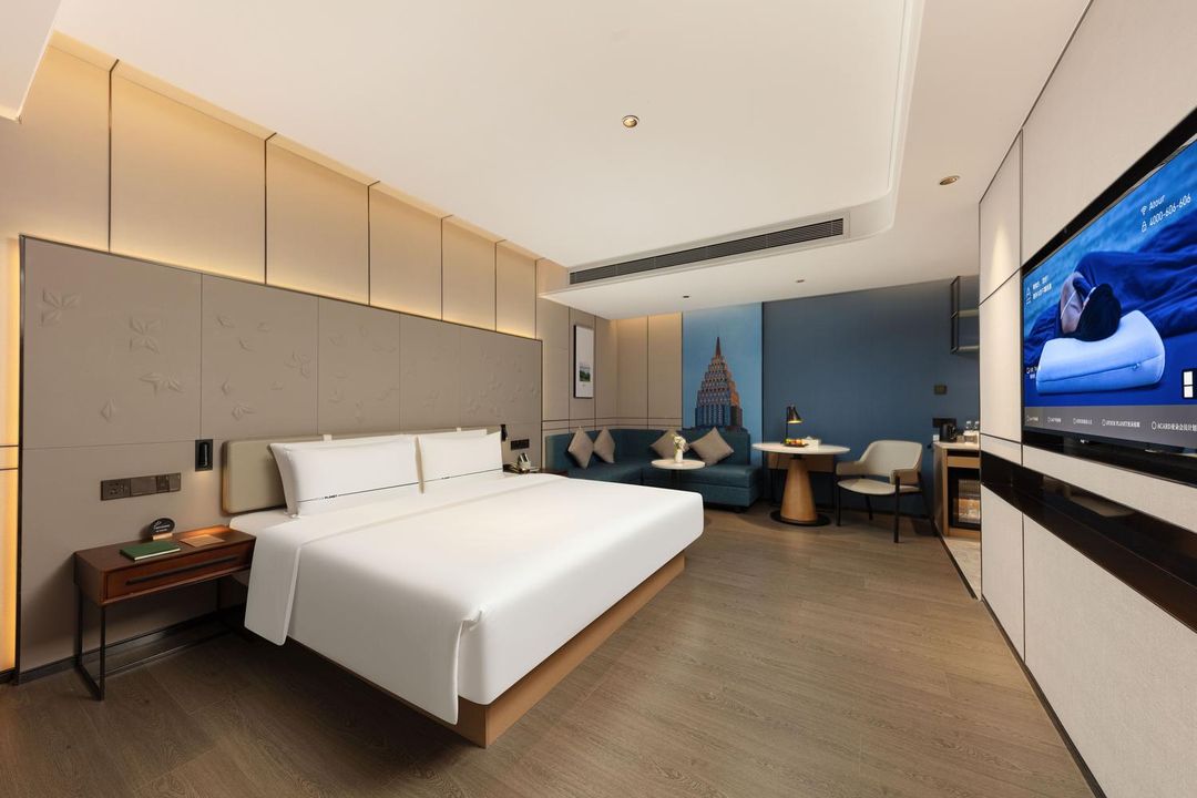 重庆南滨路皇冠国际江景亚朵酒店