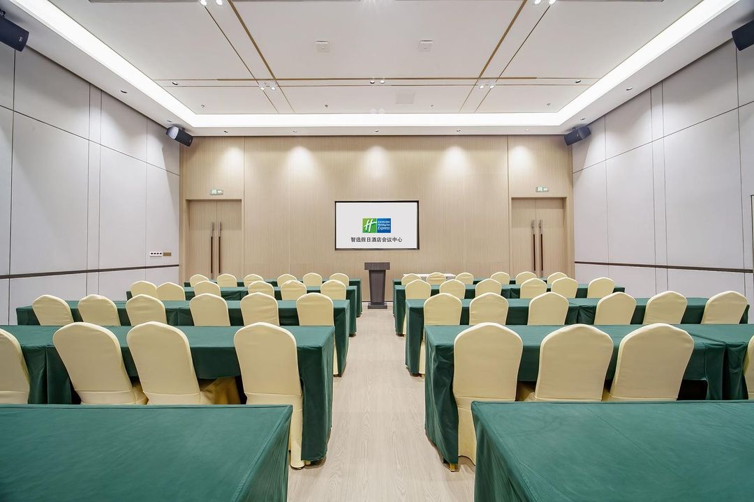 万汇城酒店(南京江北新区工业大学店)