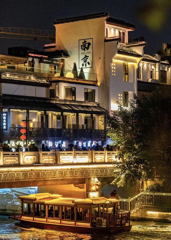 南京仙林中心金鹰广场亚朵酒店