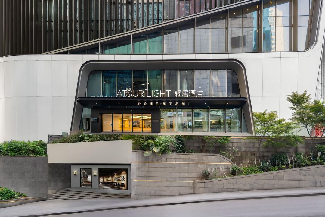 重庆解放碑较场口地铁站轻居酒店