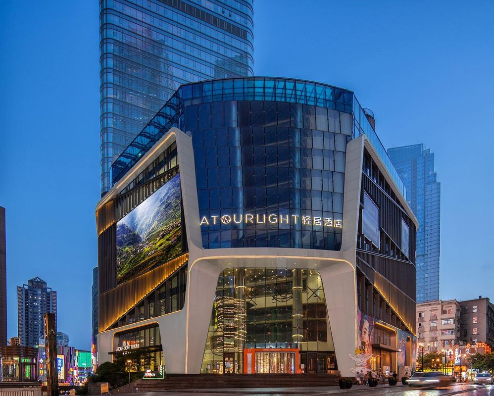 重庆解放碑较场口地铁站轻居酒店