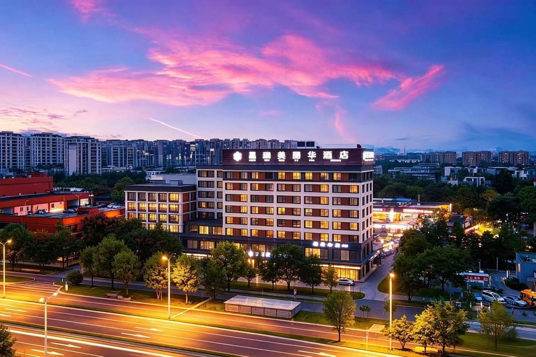 成都星瑞美丽华酒店(电子科技大学百草路地铁站店)