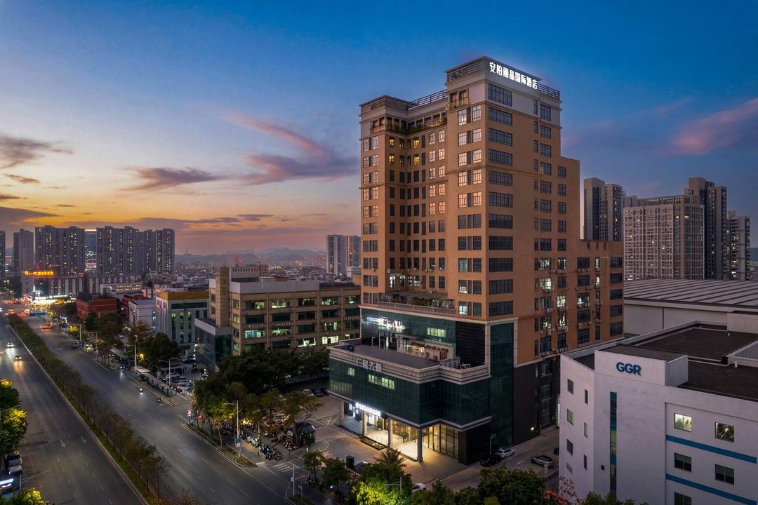 安柏丽晶国际酒店(深圳华南城禾花地铁站店)