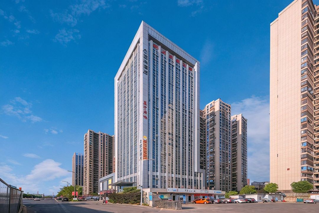 长沙麓谷高新区东方红中路亚朵酒店