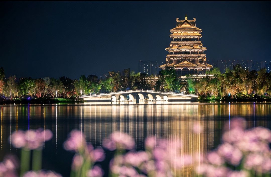 东阶锦上酒店(成都大运会体育中心万达广场店)