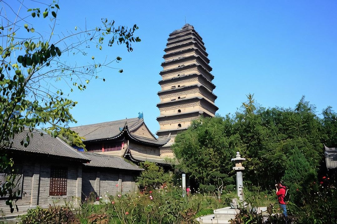 西安小雁塔体育场美居酒店