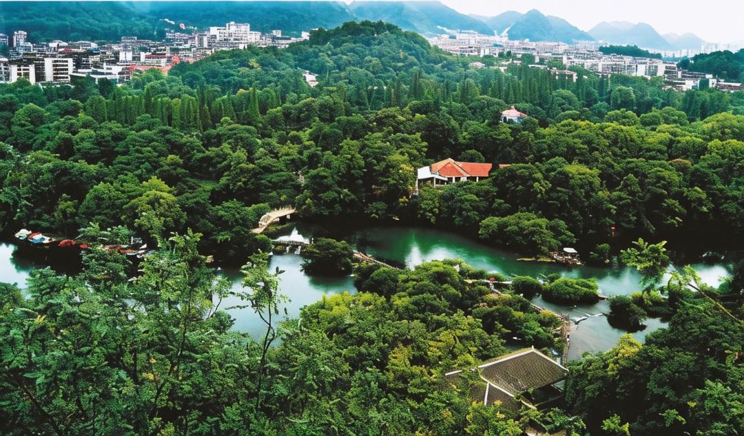 贵阳十里河滩花溪公园地铁站万宜丽景酒店