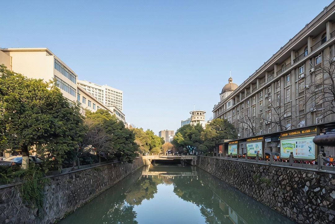 杭州锦华庭国际酒店(临平银泰城邱山大街地铁站店)