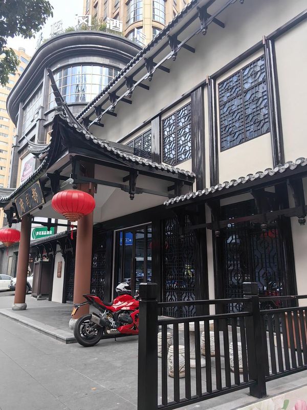 贵阳乐槿酒店(甲秀楼喷水池地铁站店)
