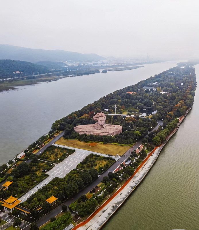 长沙岳麓区梅溪湖西地铁站亚朵酒店
