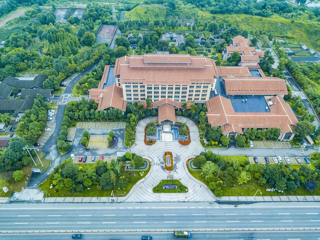 新津城市名人酒店(希望&middot;奥特莱斯店)