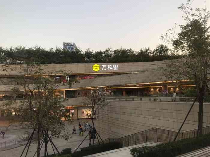 华轩里酒店(大运中心体育馆店)
