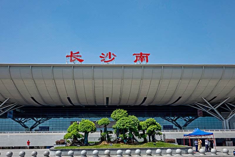 华良华天假日酒店(长沙黄花国际机场龙华地铁站店)