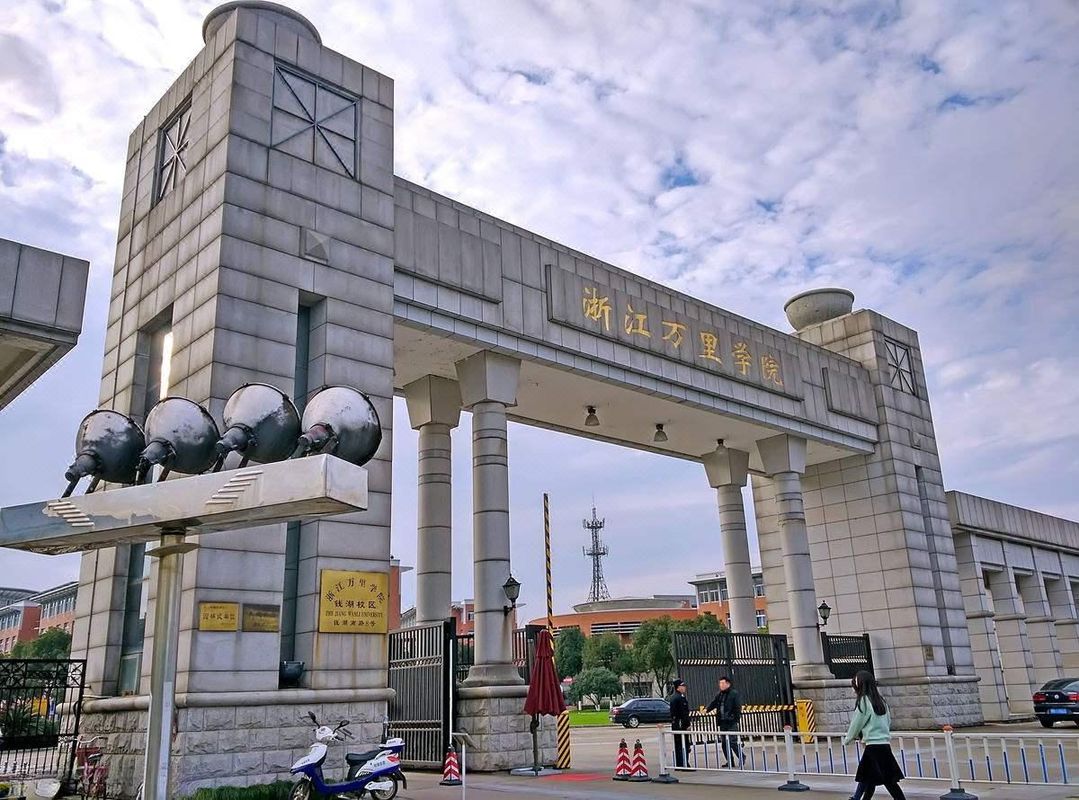 宁波南部商务区罗蒙环球乐园亚朵酒店