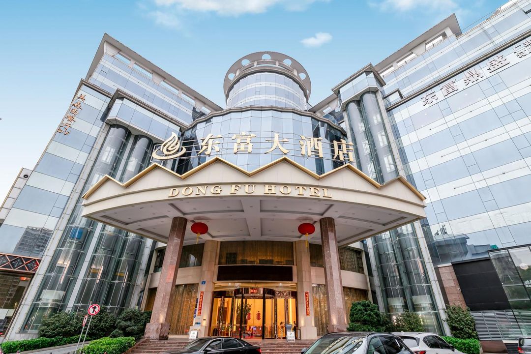 东富大酒店(广州花都广场文旅城店)