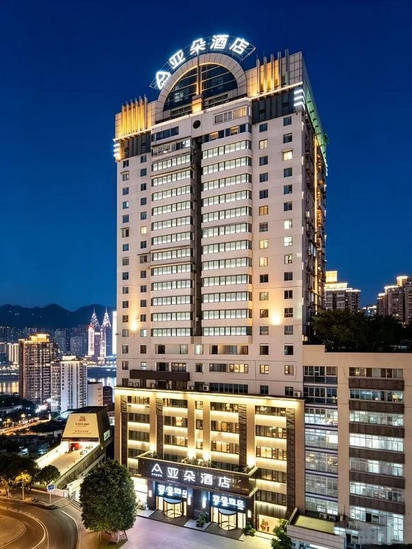 重庆解放碑八一广场亚朵酒店