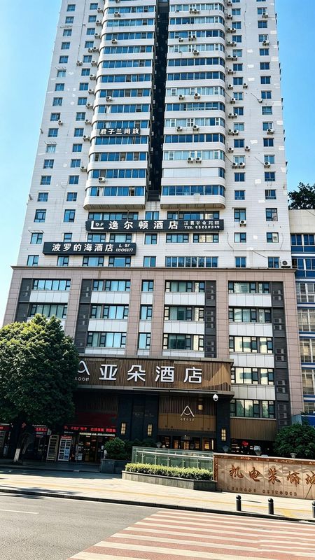 重庆解放碑八一广场亚朵酒店