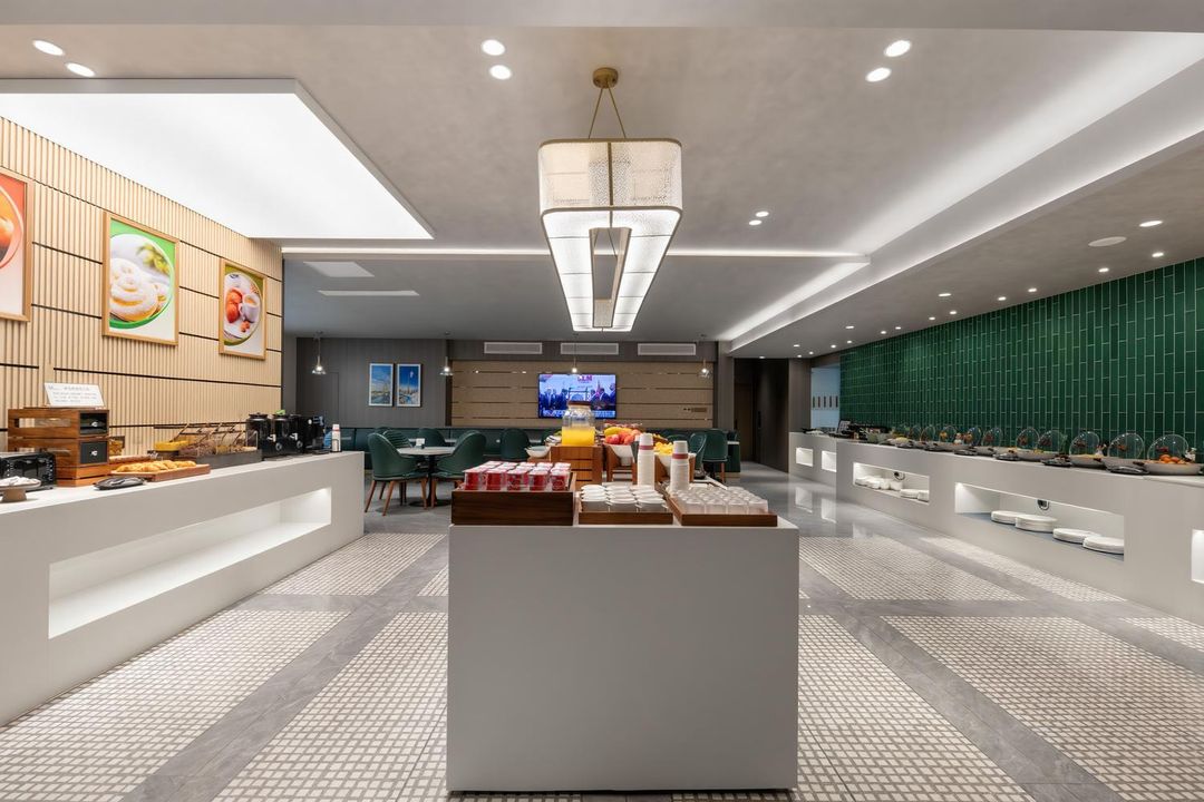 武汉光谷广场华中科技大学地铁站美仑酒店
