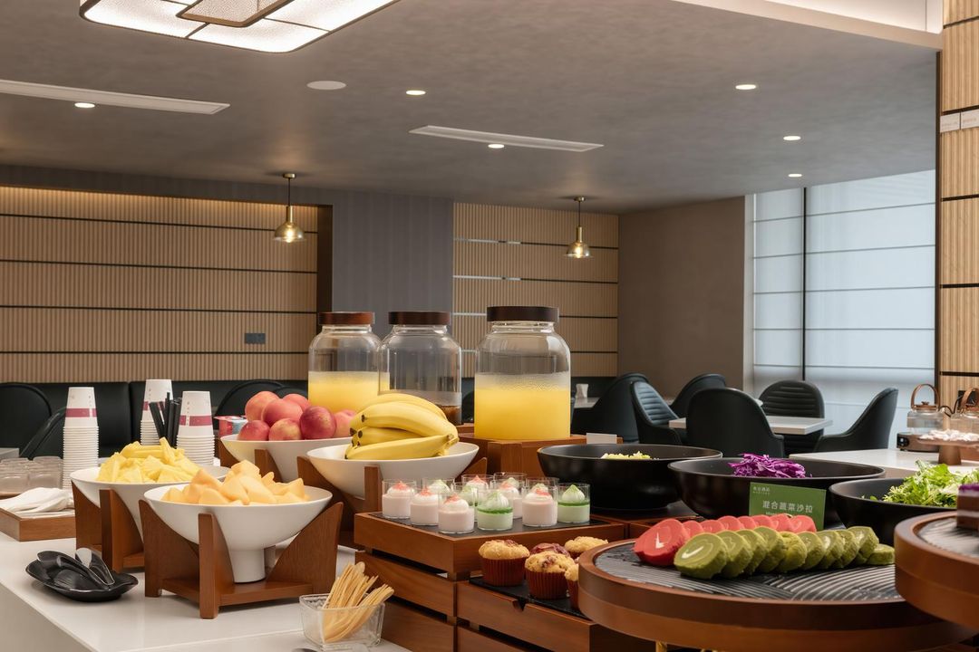 武汉光谷广场华中科技大学地铁站美仑酒店