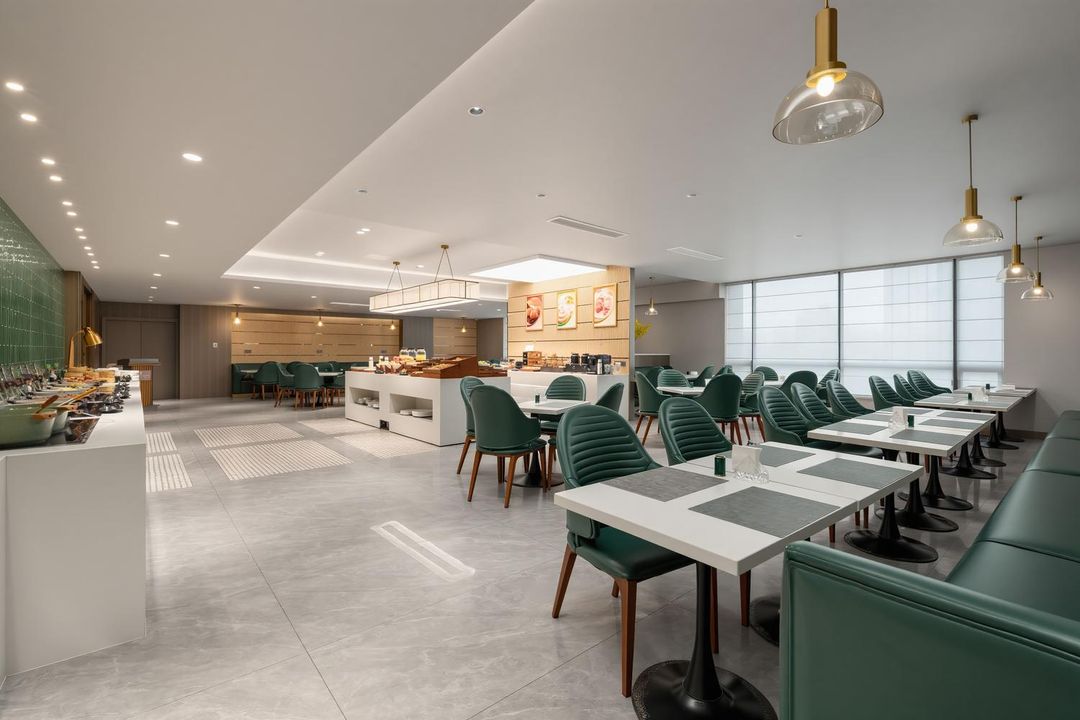 武汉光谷广场华中科技大学地铁站美仑酒店