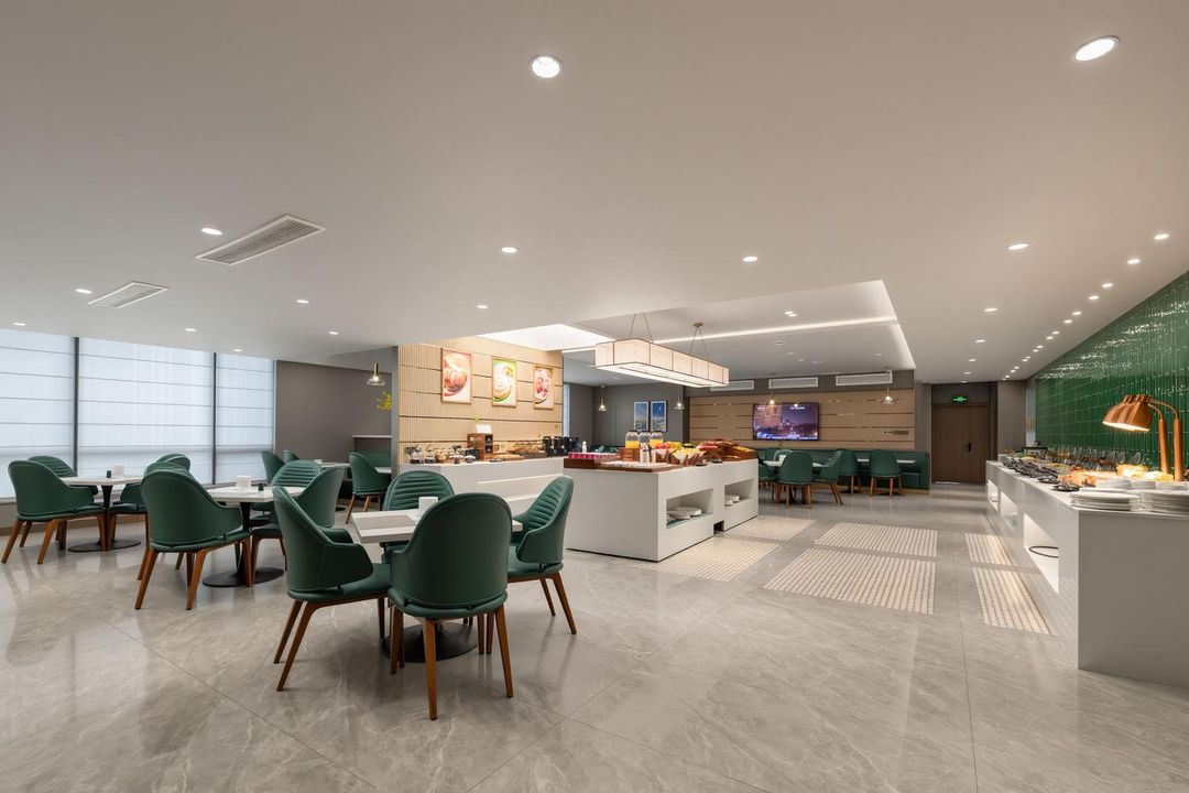 武汉光谷广场华中科技大学地铁站美仑酒店