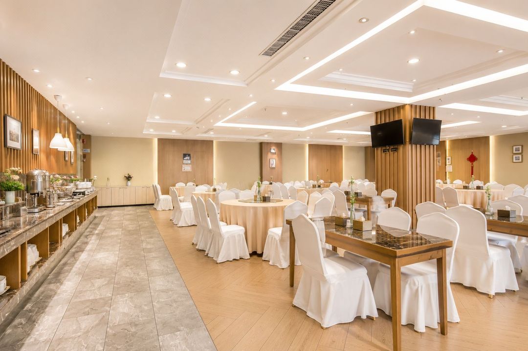 贵阳十里河滩花溪公园地铁站万宜丽景酒店