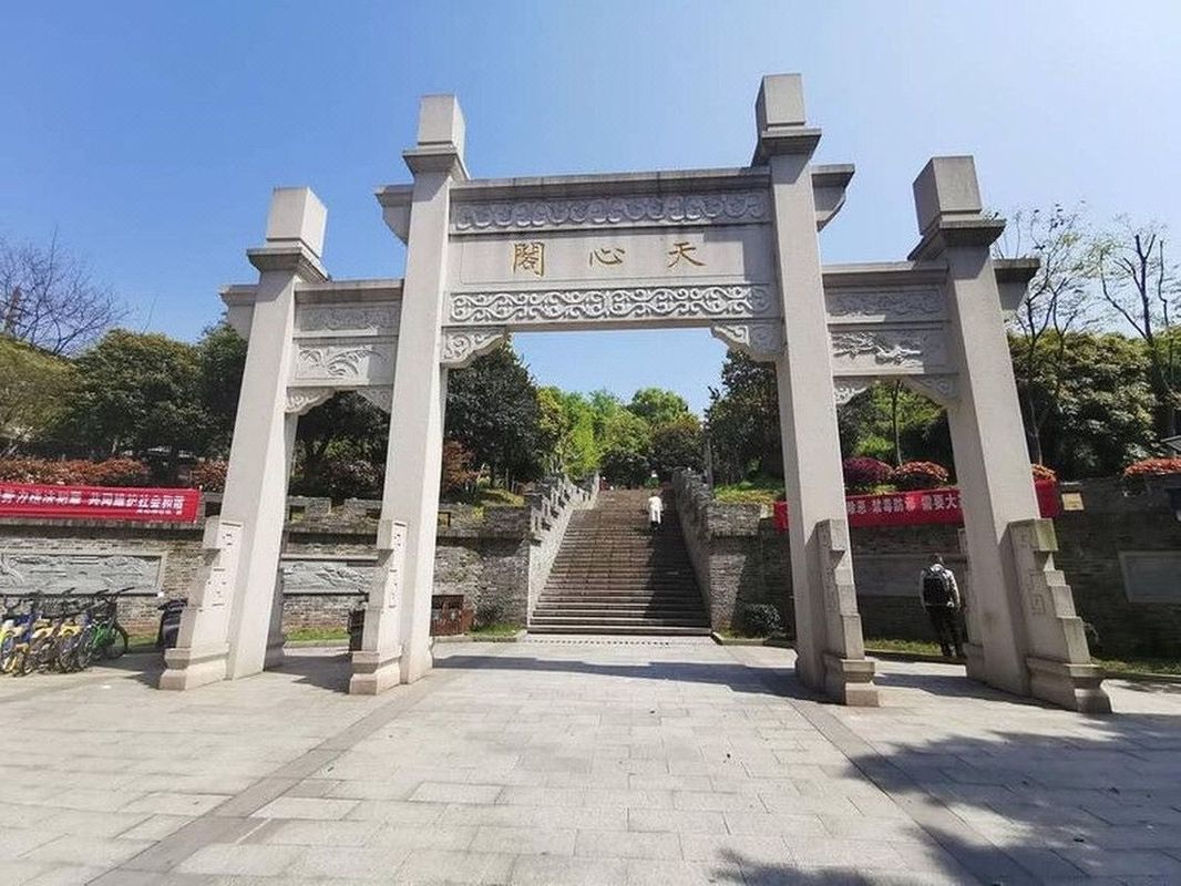 长沙芙蓉中路省博物馆智选假日酒店