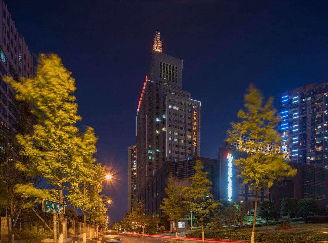 贵阳皇朝国际大酒店(观山湖公园观山西路地铁站店)