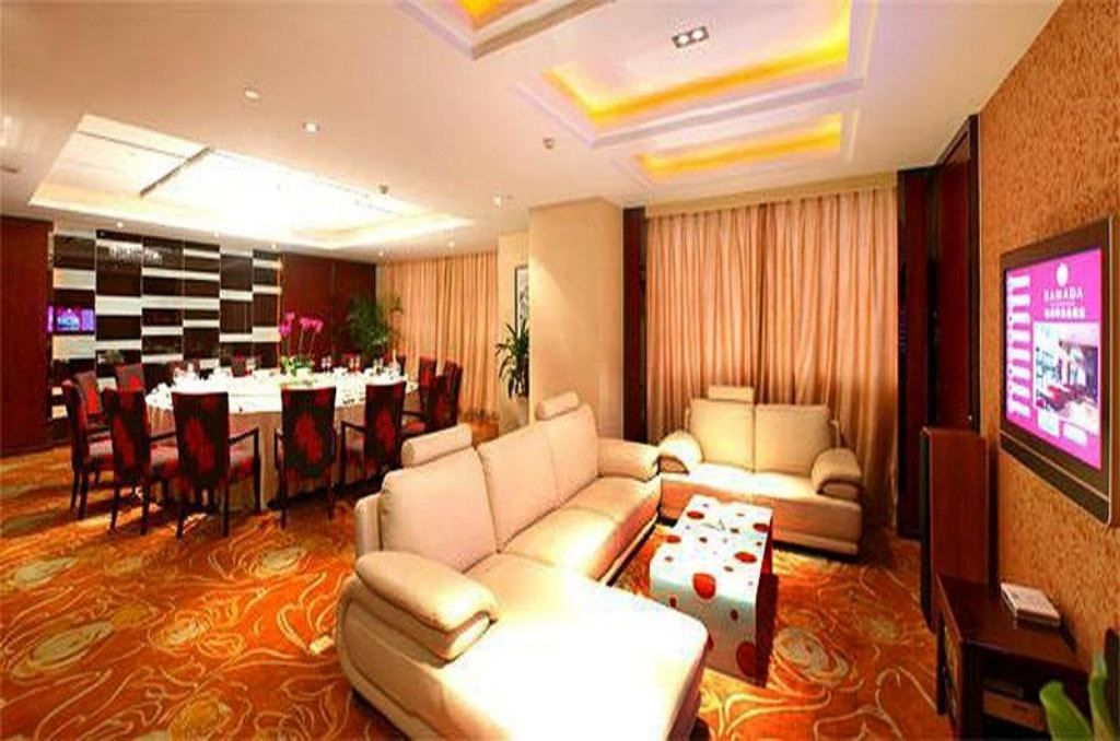 杭州滨江宝龙城诚业路华美达酒店