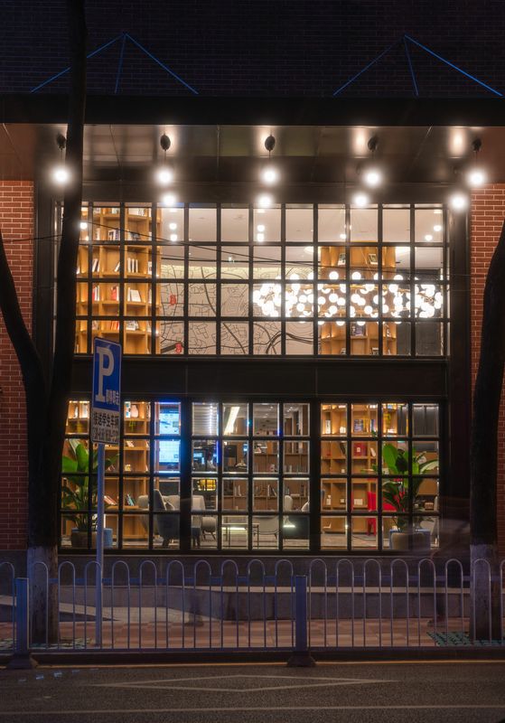 贵阳云岩喷水池地铁站亚朵轻居酒店