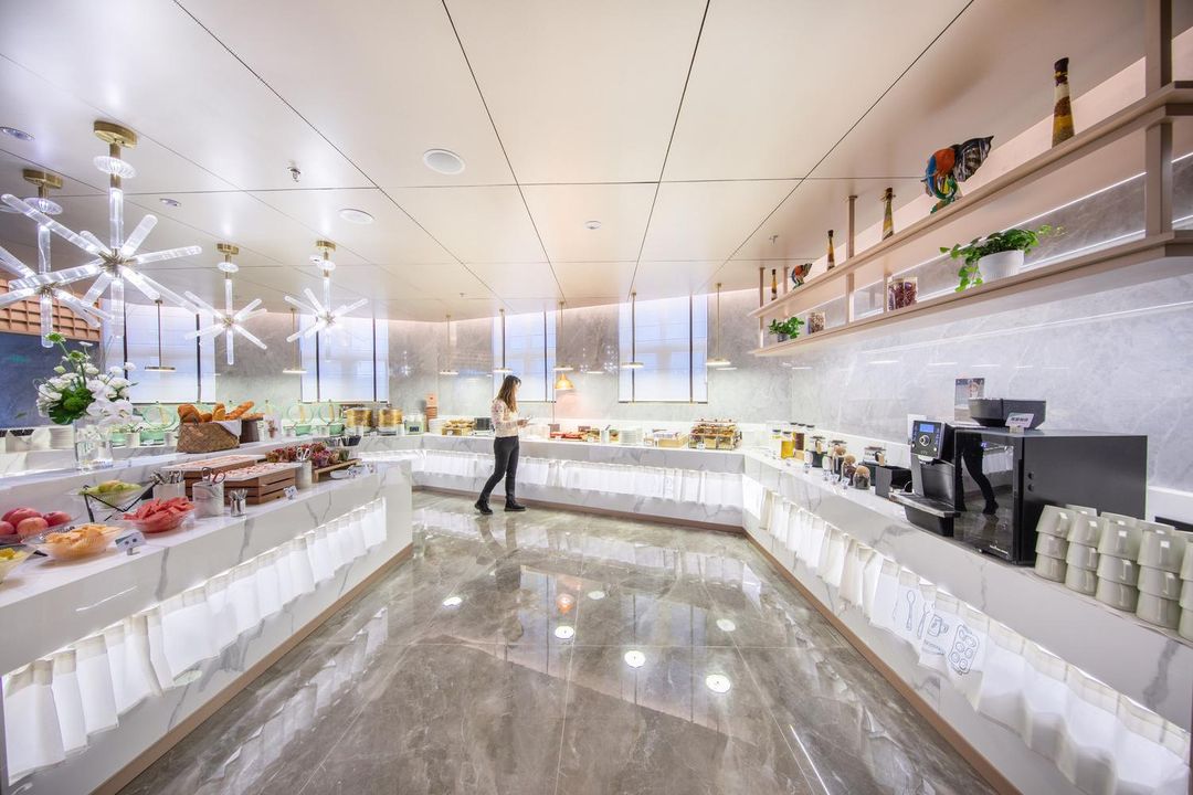 贵阳大十字广场喷水池高空亚朵酒店