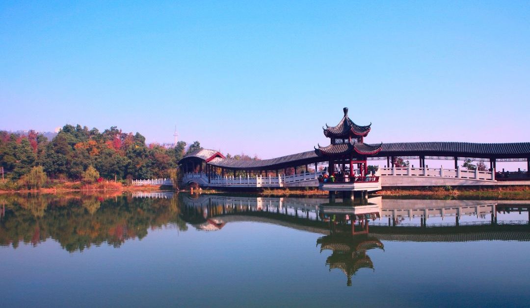 长沙岳麓区梅溪湖西地铁站亚朵酒店