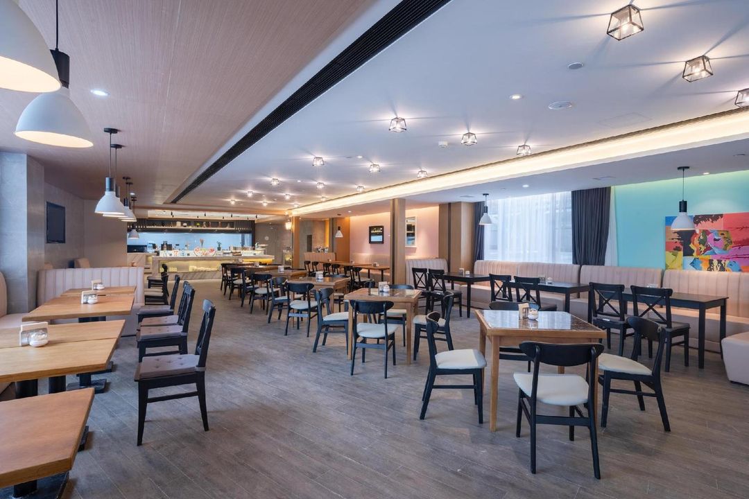 贵阳云岩喷水池地铁站亚朵轻居酒店