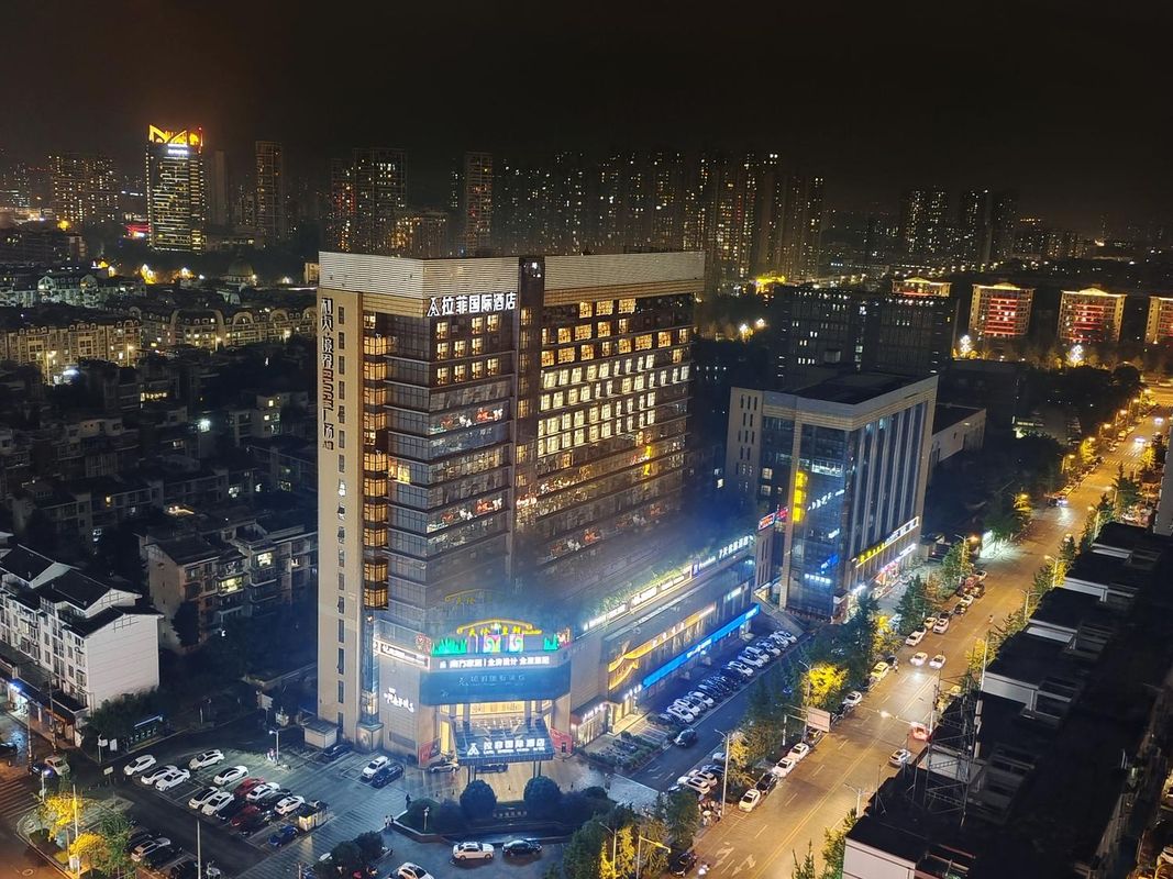 拉菲国际酒店(成都温江大学城南熏大道地铁站店)
