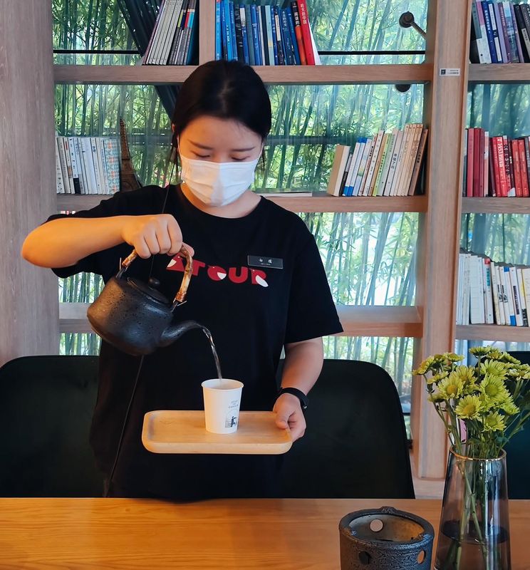 上海安亭地铁站新源路亚朵酒店