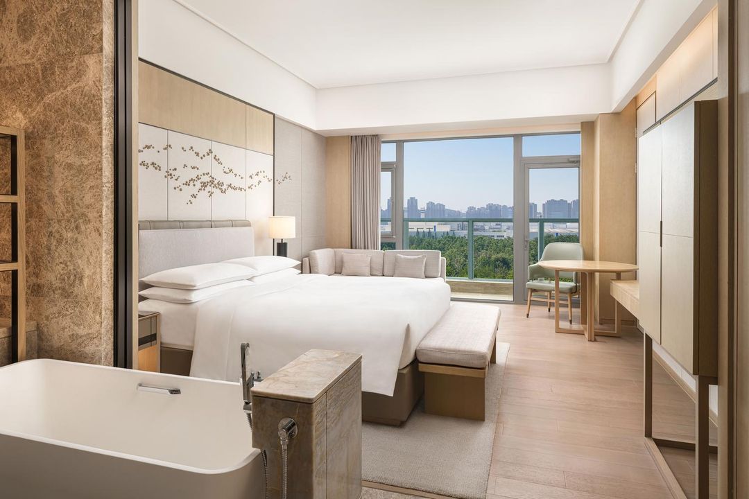 行政园景阳台大床房