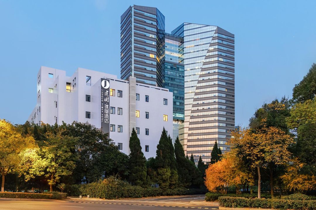 建国&middot;璞隐酒店(杭州滨江宝龙城伟业路地铁站店)