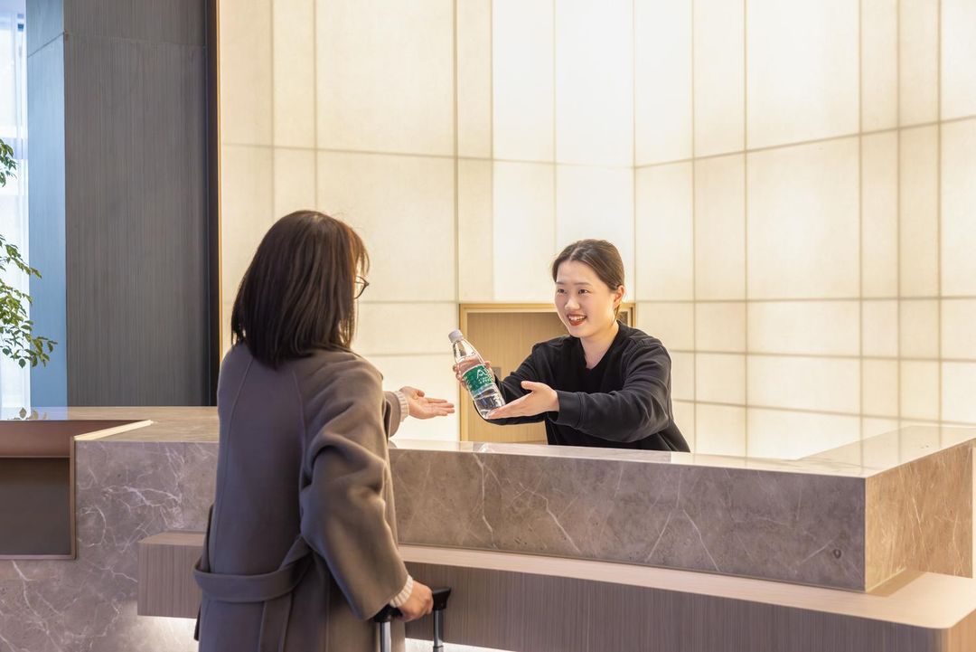 杭州萧山火车南站萧绍路亚朵酒店