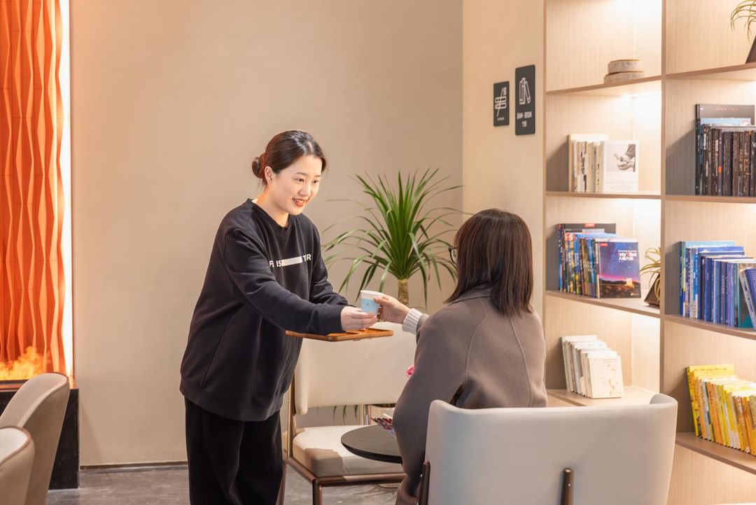 杭州萧山火车南站萧绍路亚朵酒店