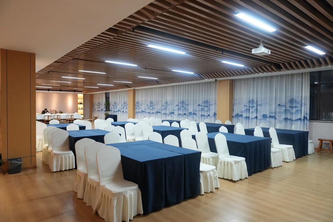 弘德人文酒店(河南机电职业学院华南城西地铁口站店)