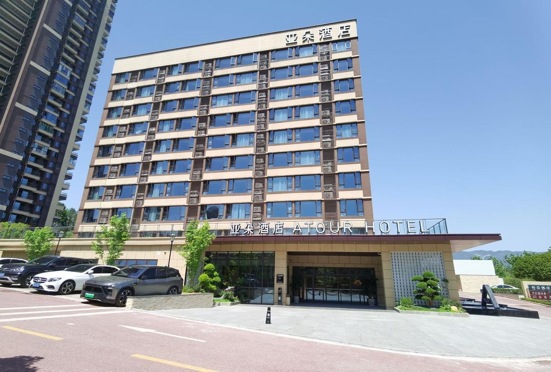 浏阳大道国宾府亚朵酒店
